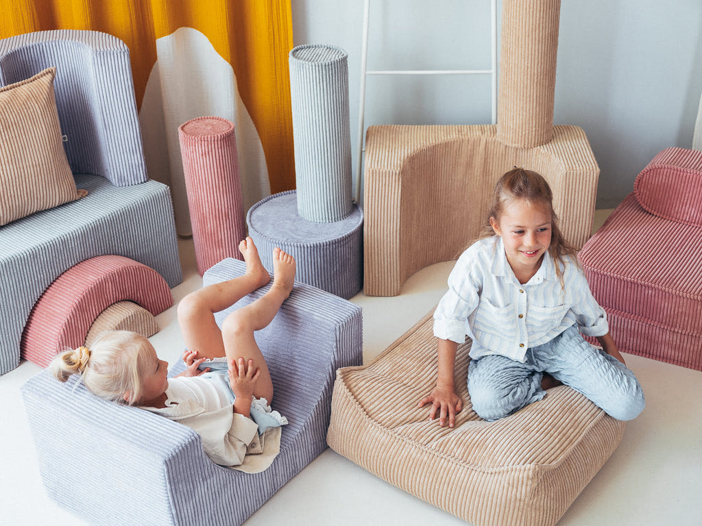 Kinder toben auf Sitzkissen verschiedene Formen und Farben in Breitcord