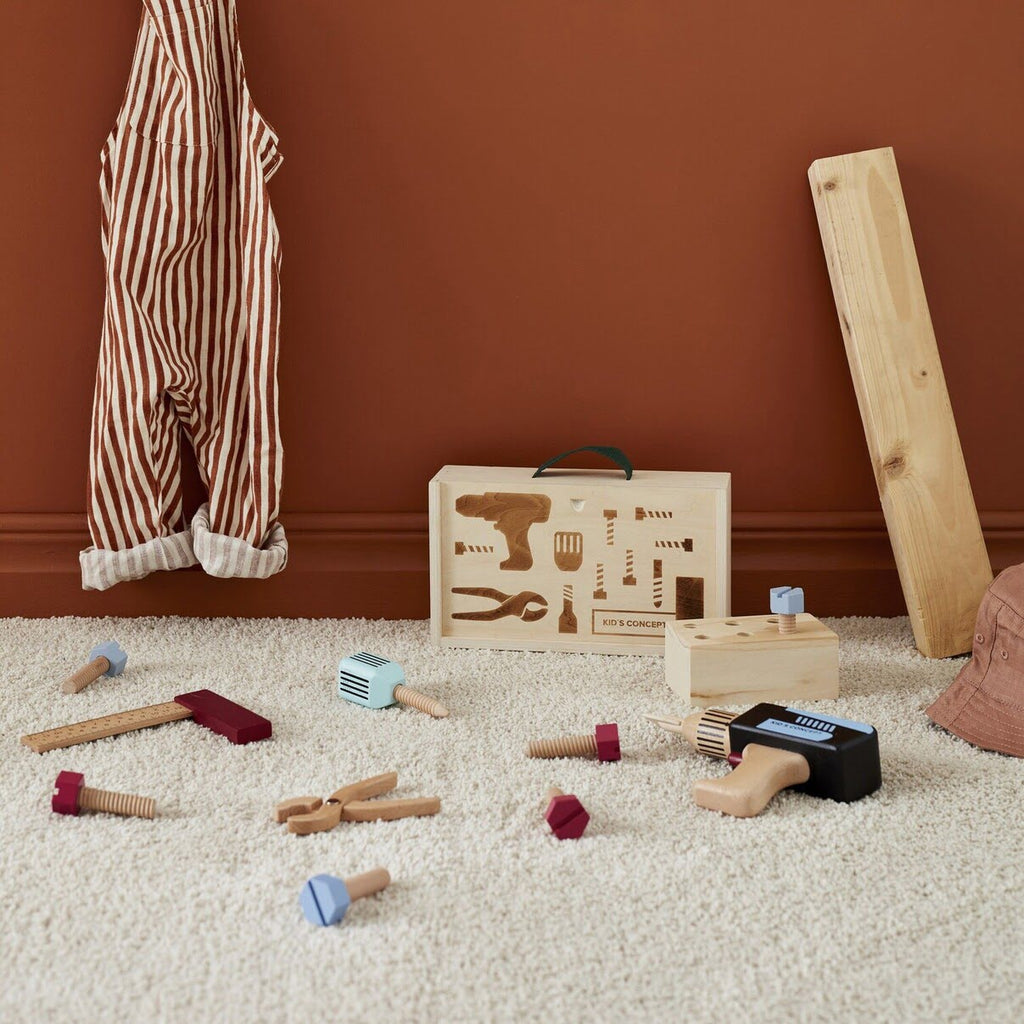 Werkzeugkoffer aus Holz für Kinder mit Schraubbohrer, Schrauben Zange, Koffer im Kinderzimmer auf Teppich