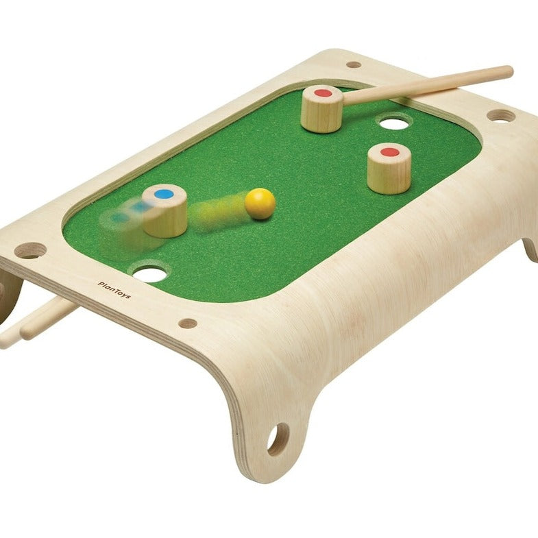 Magnetischer Spieltisch aus Holz mit zwei Holzschlägern und einem Puck