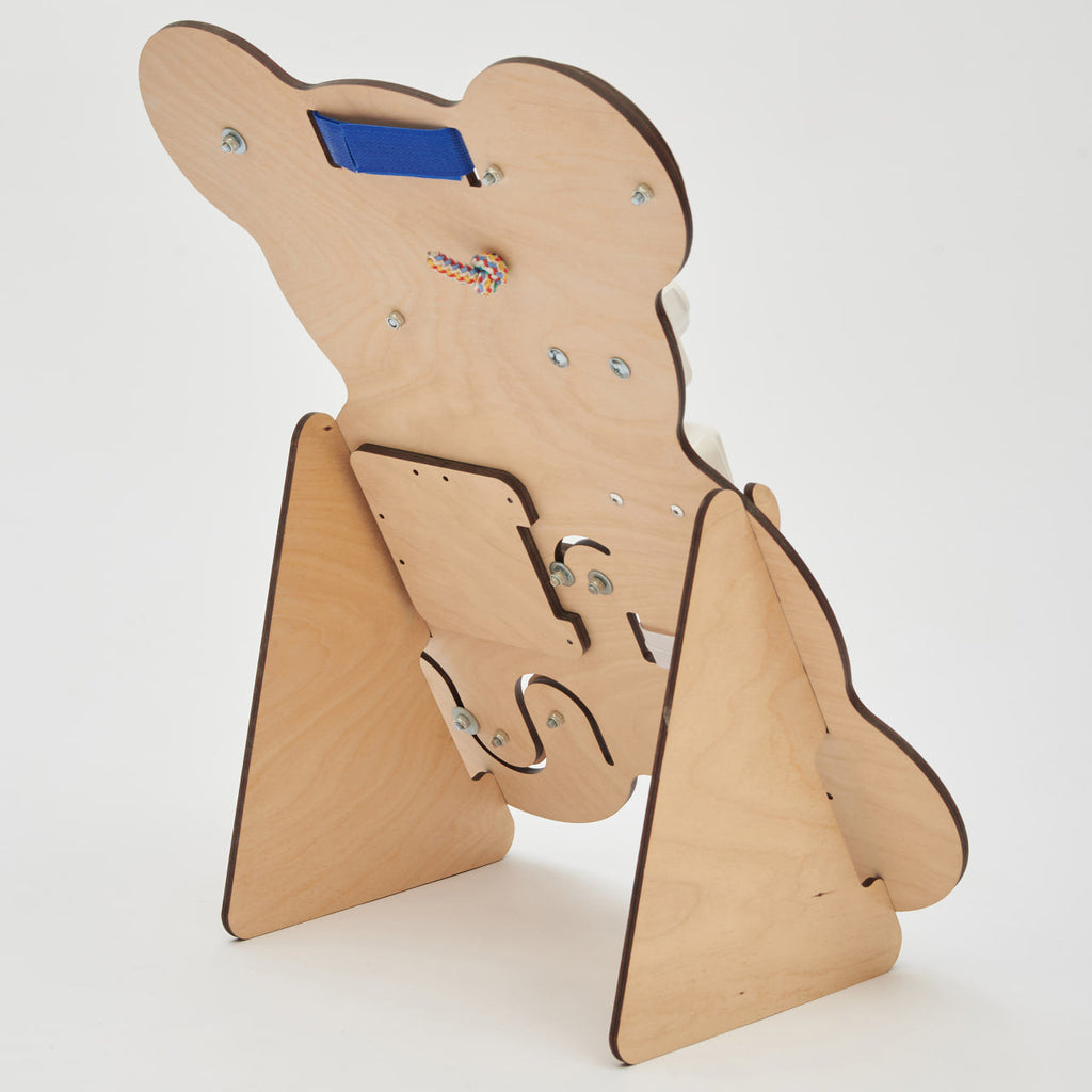 Activity Board Teddy Form aus Holz mit Ständer Rückseite