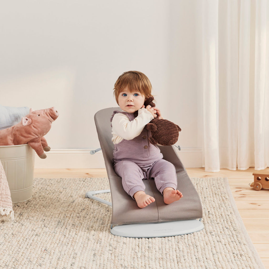 Babywippe sand als Sitz mit Kleinkind