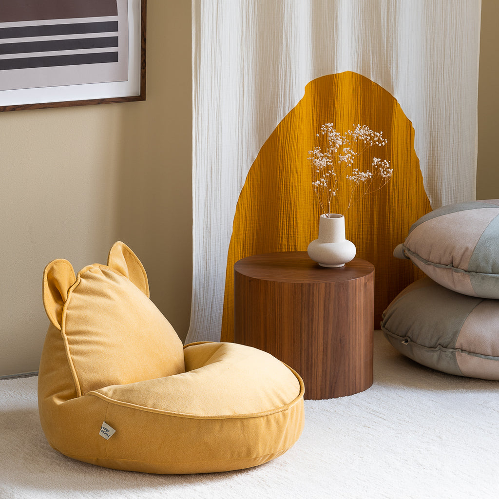 Sitzsack mit Bärenohren Samt gelb mit Beistelltisch Holz und Vase auf Teppich und Sitzkissen rund zwei Stück mint grün