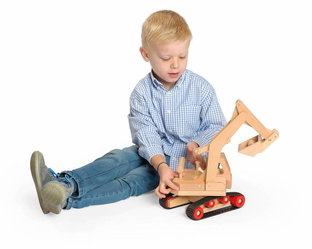 Kind spielt mit Holzbagger