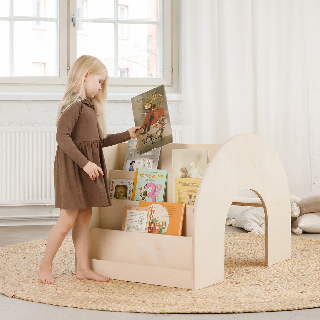 Montessorie Kinder Bücherregal natur mit Büchern und Kind davor