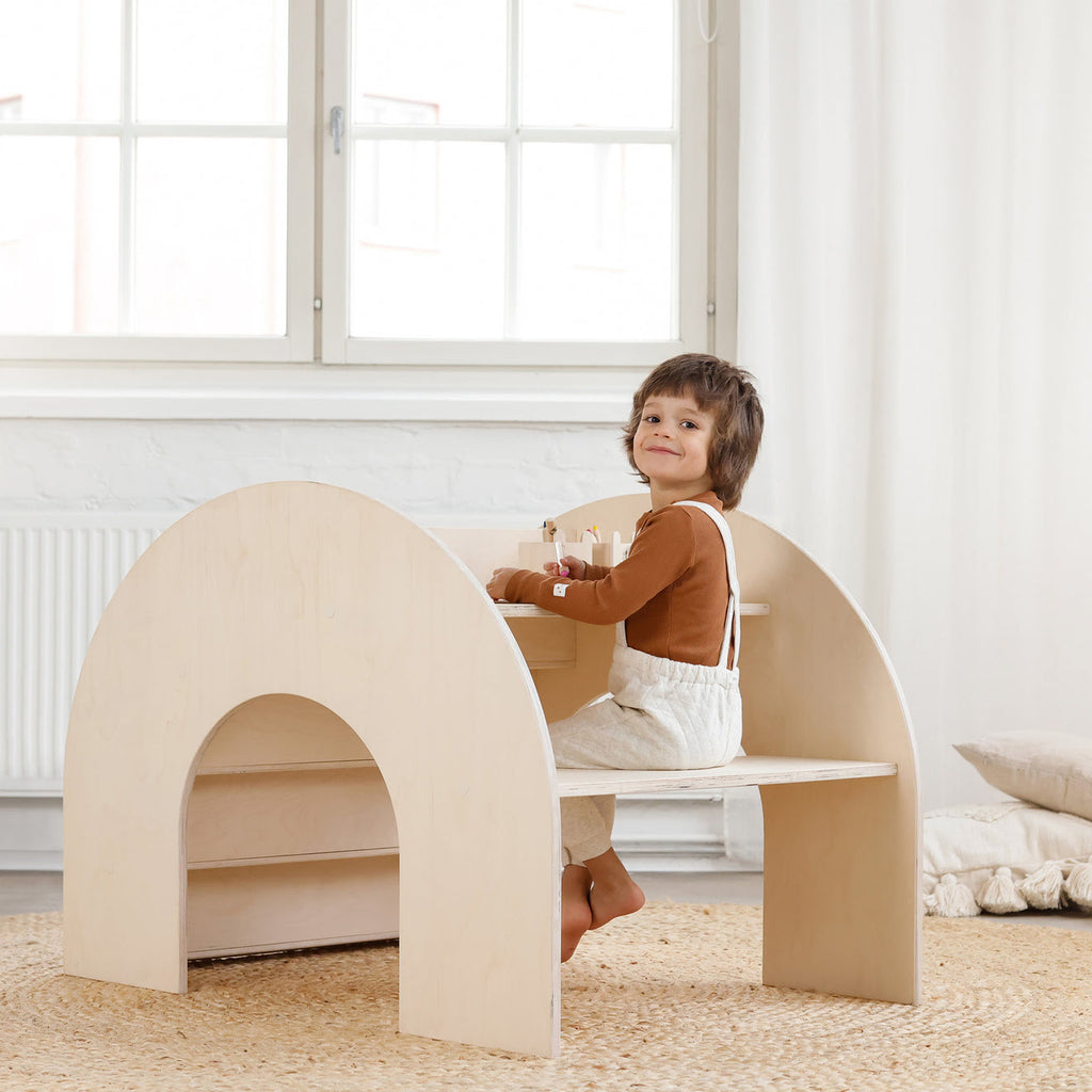 Montessorie Kinder Bücherregal natur als Tisch und Stuhl mit Kind