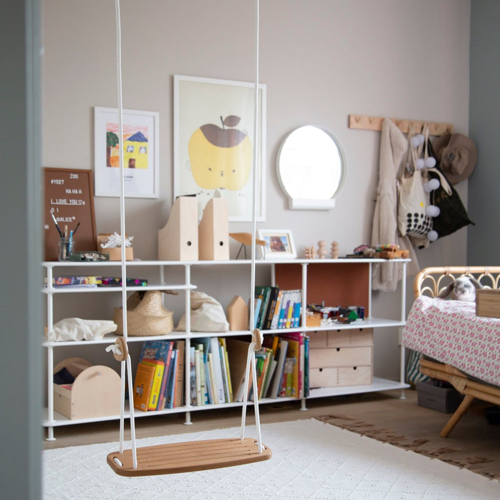 Holzschaukel seil weiß im Kinderzimmer mit Bücherregal