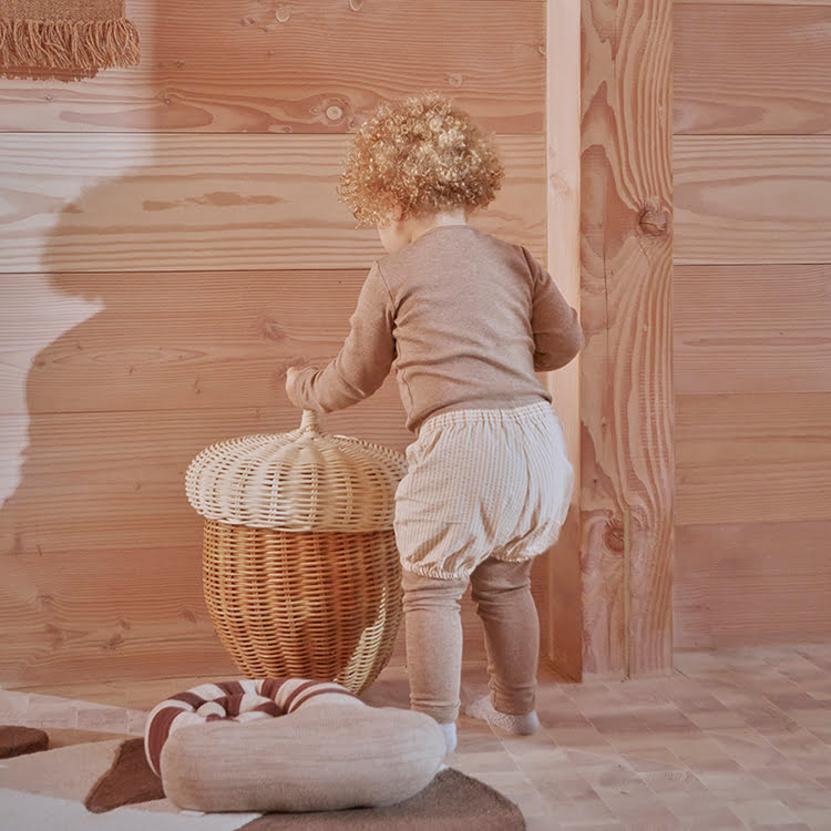 Eichel Korb mit Kind im Holzzimmer