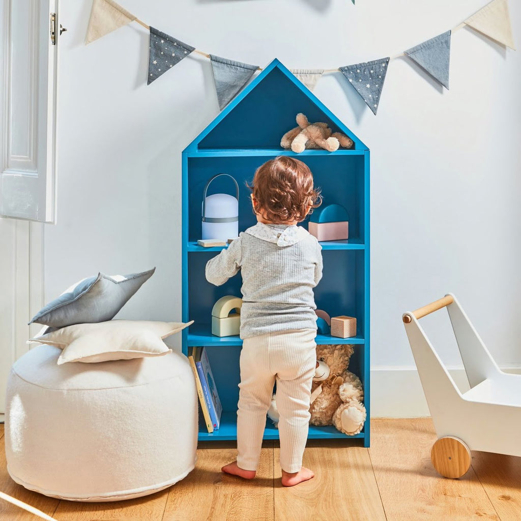 Bücherregal in Hausform  blau im Kinderzimmer mit Kind