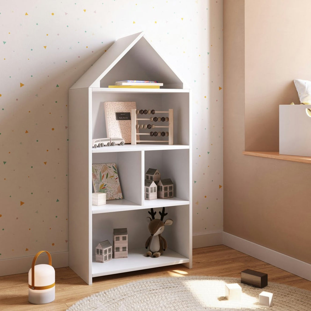 Bücherregal in Hausform weiß im Kinderzimmer mit Spielzeug