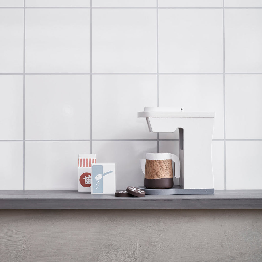 Kaffeemaschine Holz weiß Milchpackung und Zuckerpackung Auf Küchentresen