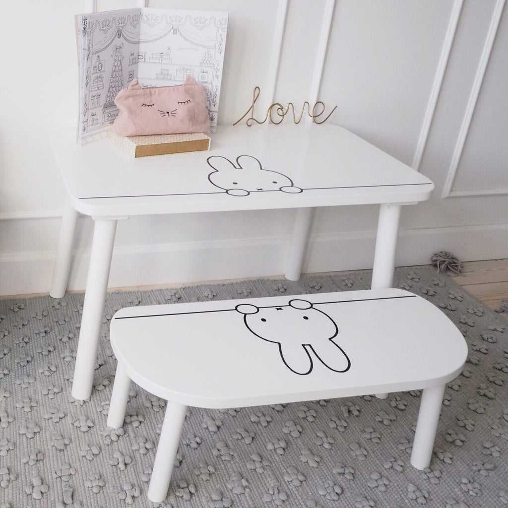 Kindertisch und Kindersitzbank weiß Miffy Design auf grauem Teppich