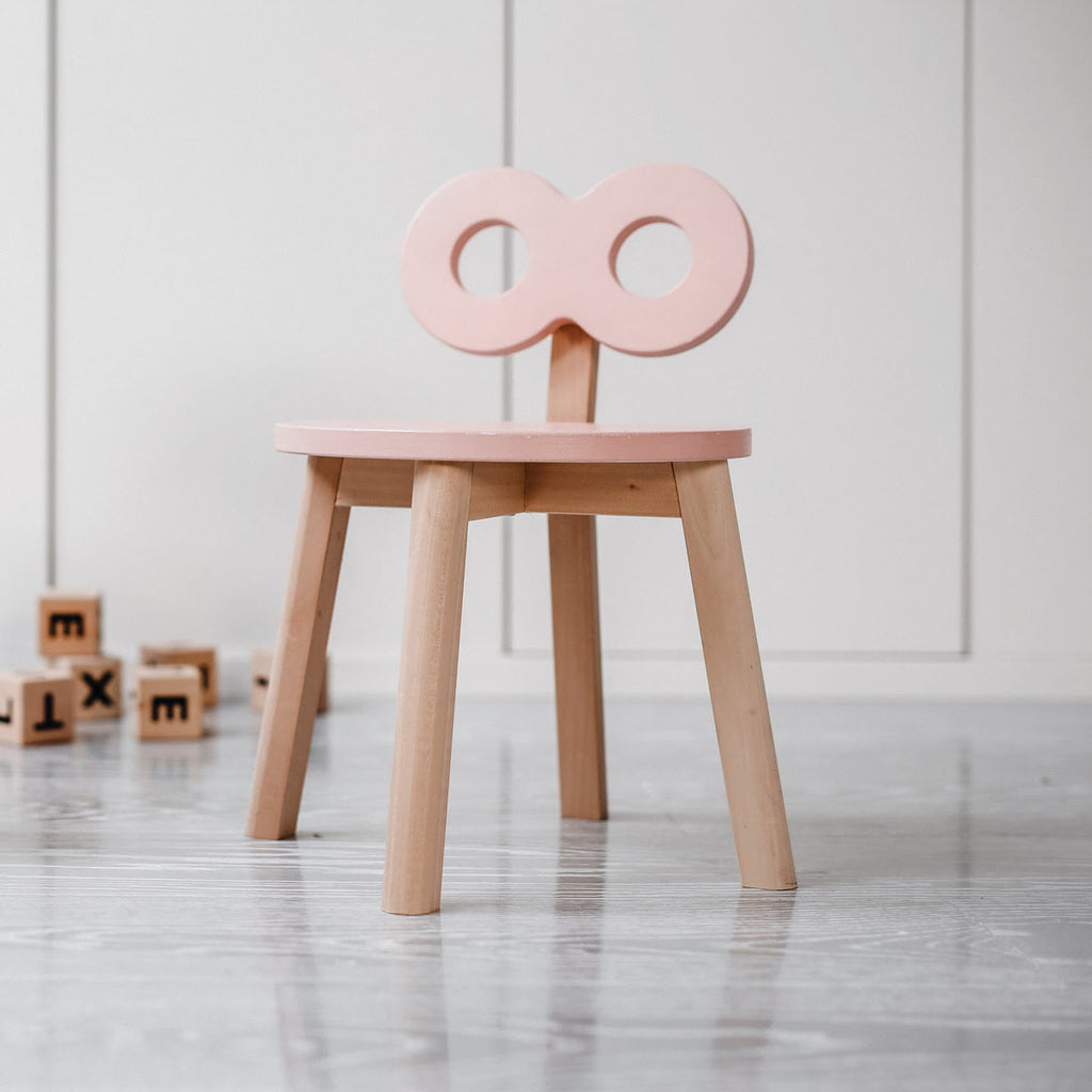 Kinderstuhl aus Holz doppel-O in rosa Bauklötze im Hintergrund