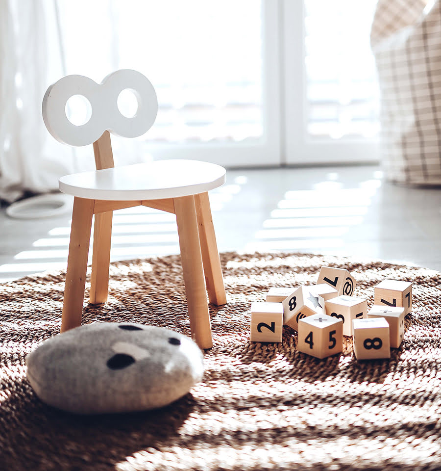 Kinderstuhl aus Holz doppel-O in weiß auf Teppich mit Bauklötze