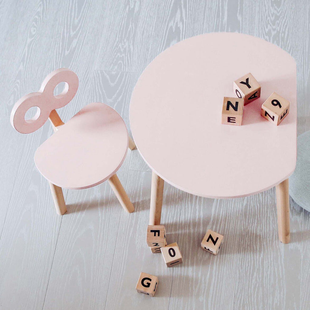 Kindertisch aus Holz halbmondform in rosa mit Kinderstuhl und Bauklötze