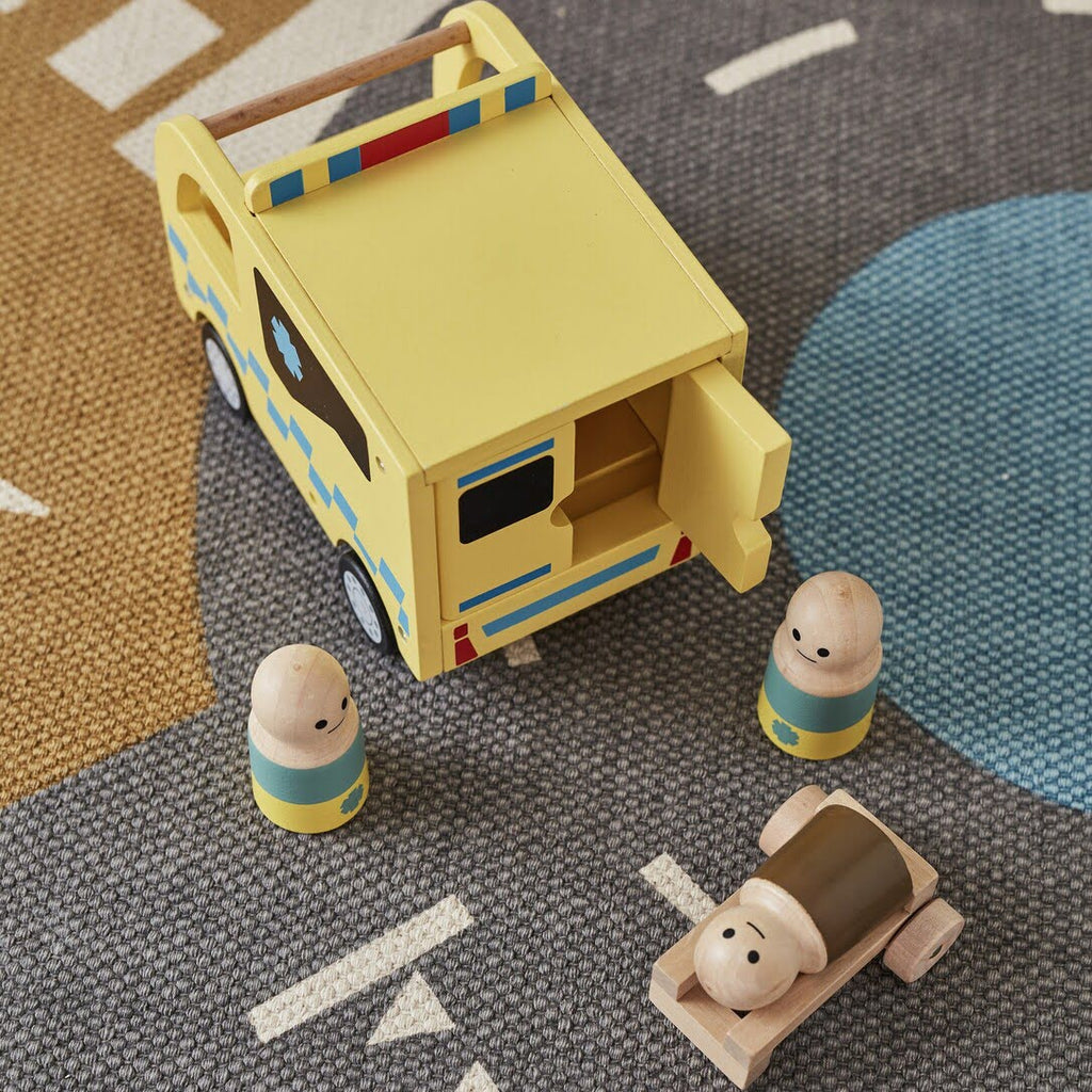 Krankenwagen gelb holz mit patient auf liege auf Spielteppich