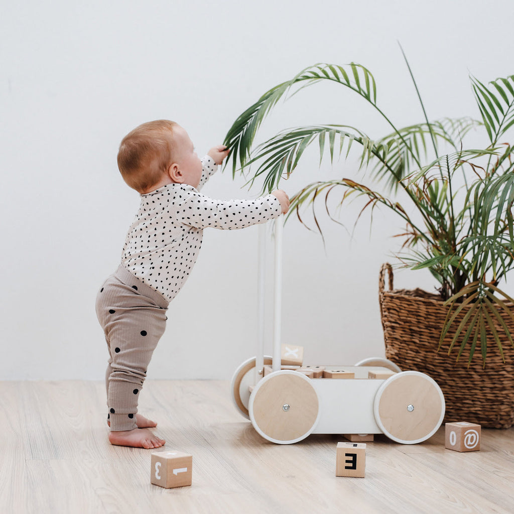 Lauflernwagen aus Holz weiß mit Bauklötzen Kind