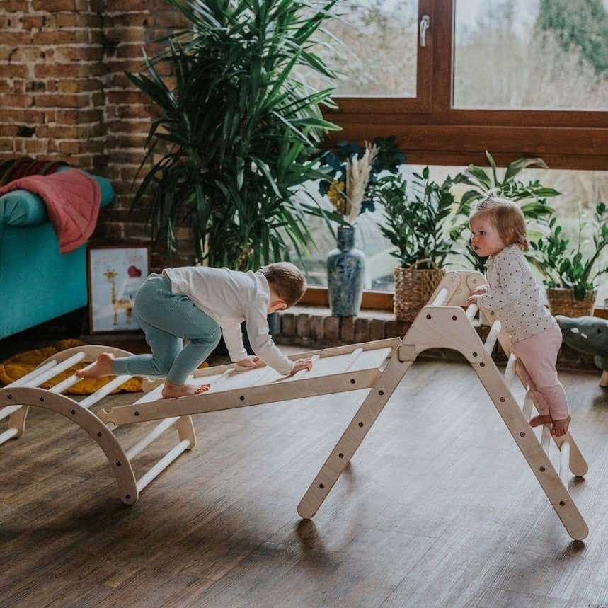 Leiterrutsche mit Kletterbogen und Kletterdreieck aus Holz mit Kindern im Wohnzimmer