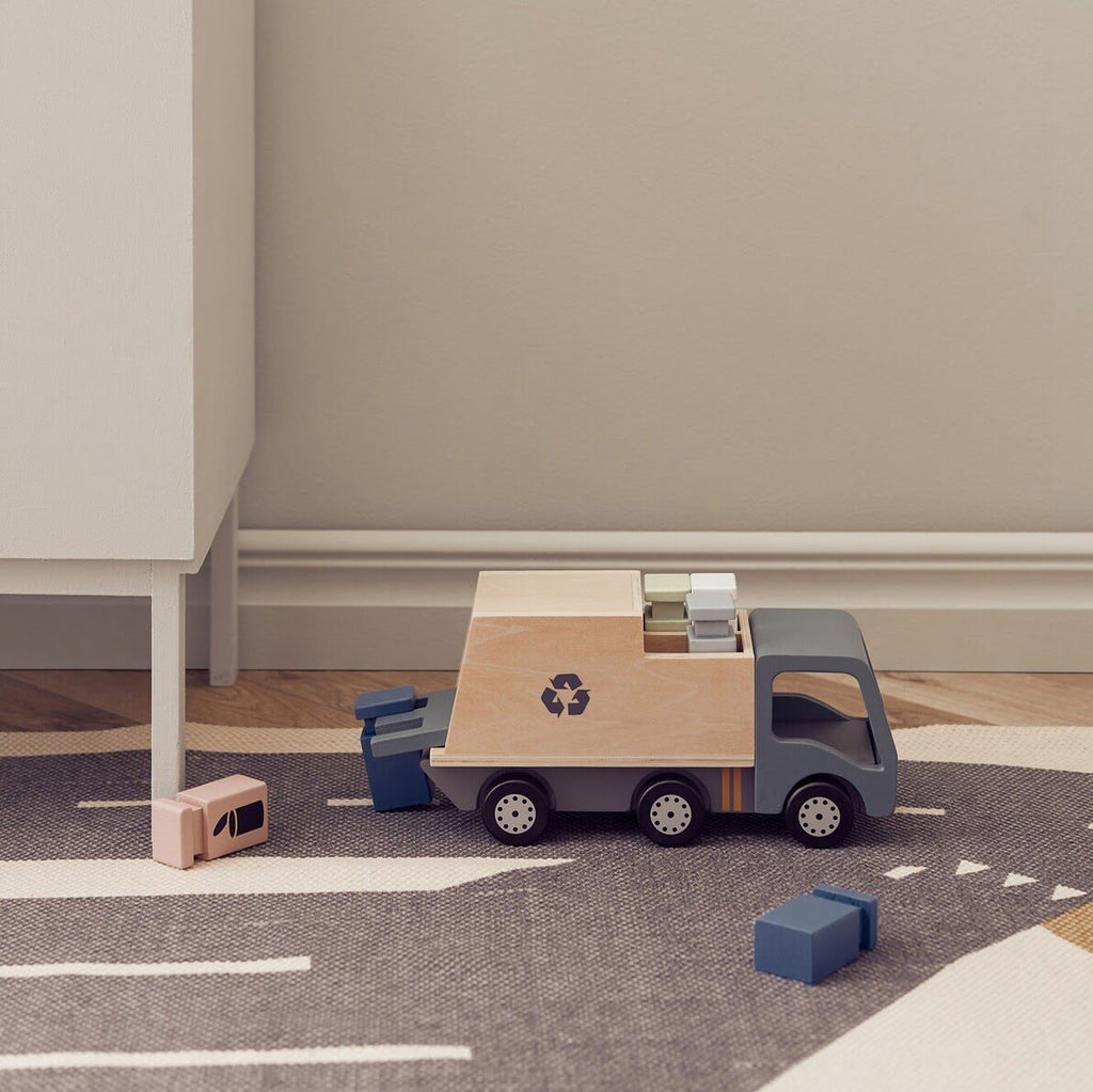 Müllwagen Spielzeug Holz mit Containern auf Spielteppich