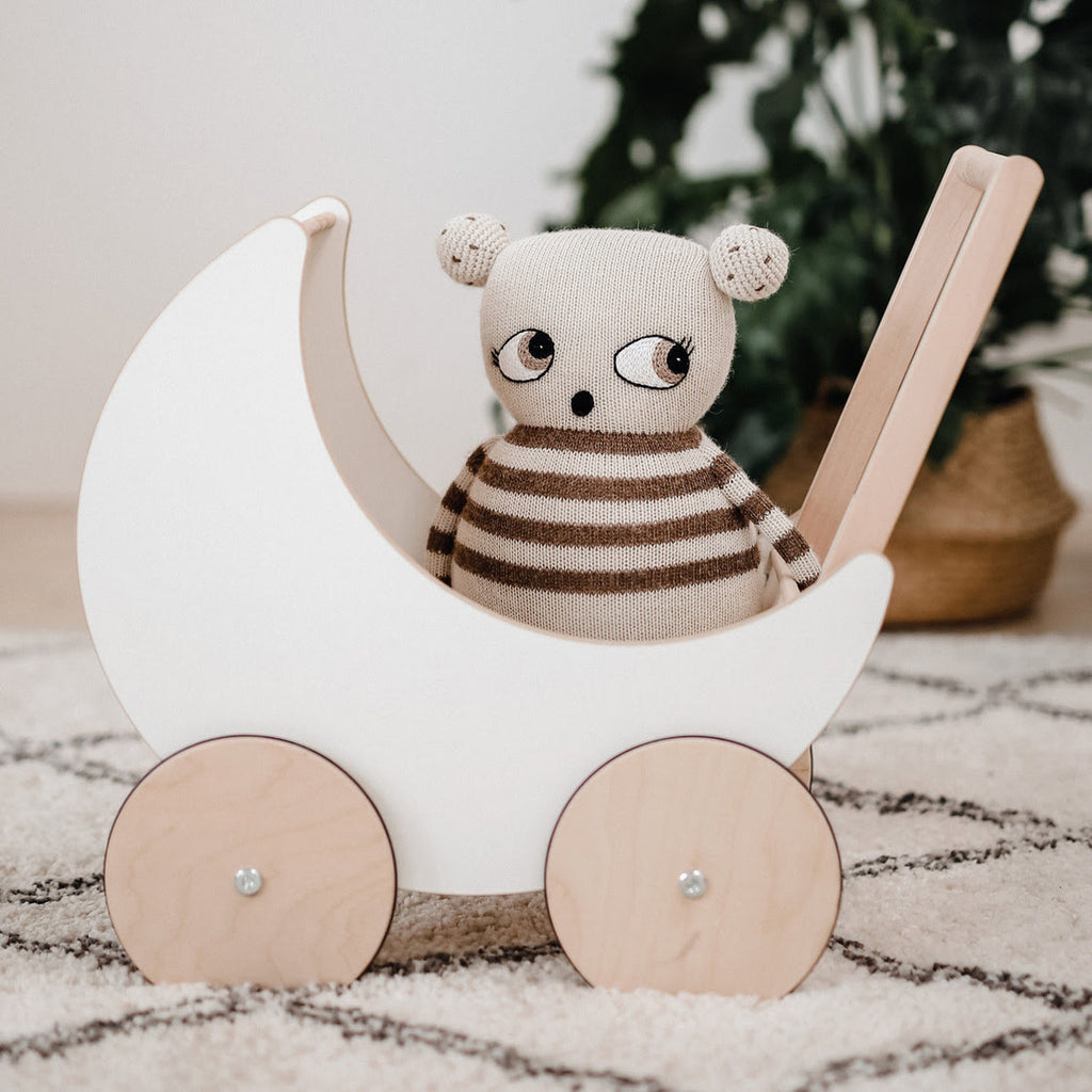 Puppenkinderwagen weiß natur holz auf Teppich mit Kuscheltier