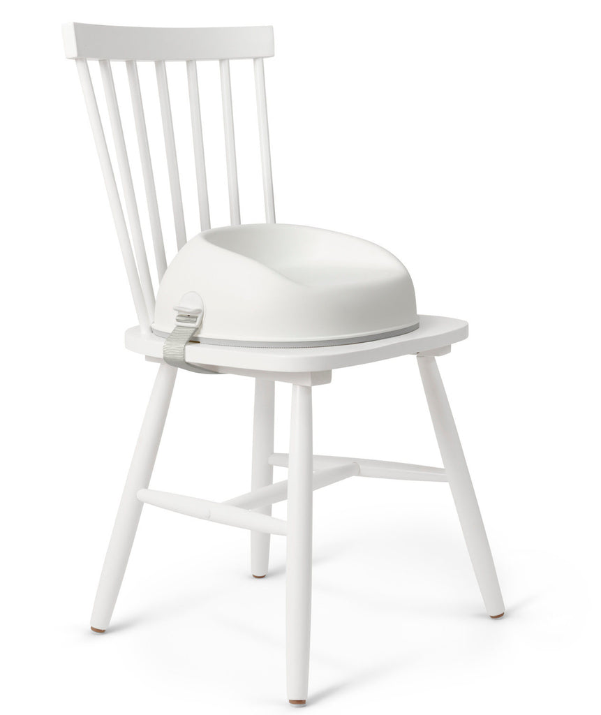 Sitzerhöhung für Kinder in weiß auf weißem Stuhl