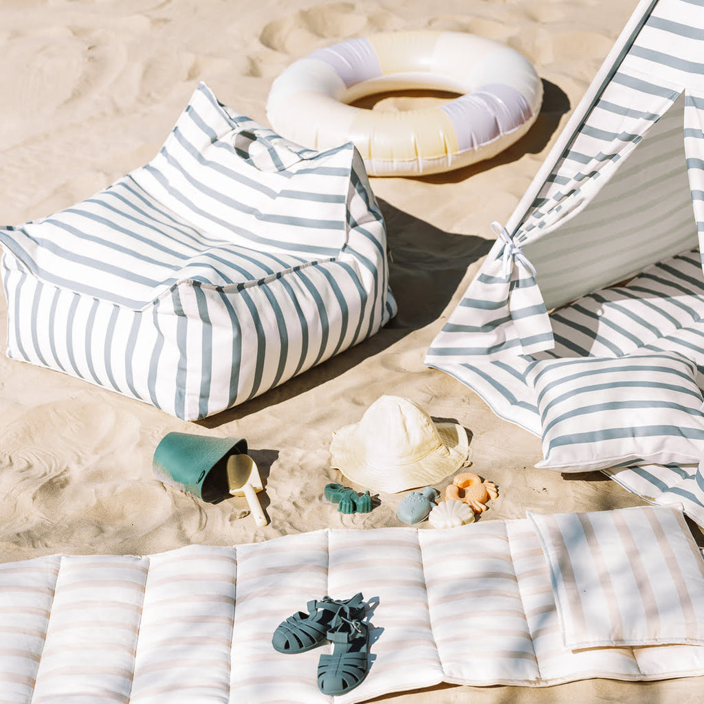 Sitzsack Sessel beige Tiger muster am Strand mit Zelt und Sandspielzeug