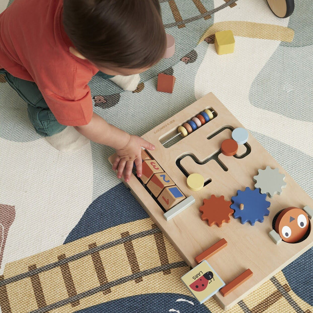 Activity Brett auf Spielteppich mit Kind