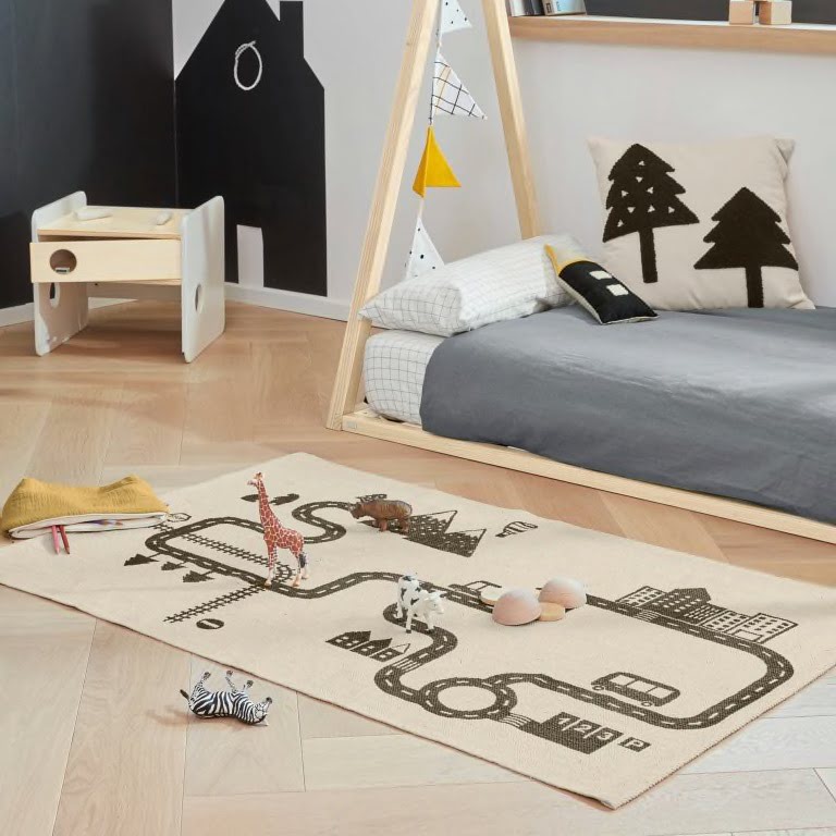 Spielteppich mit Spielzeug und Tipi Bett