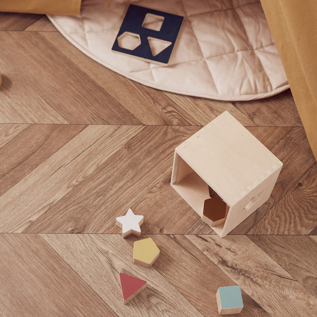 Steckspiel sortierbox aus Holt mit Formen ausgekippt auf Holzboden