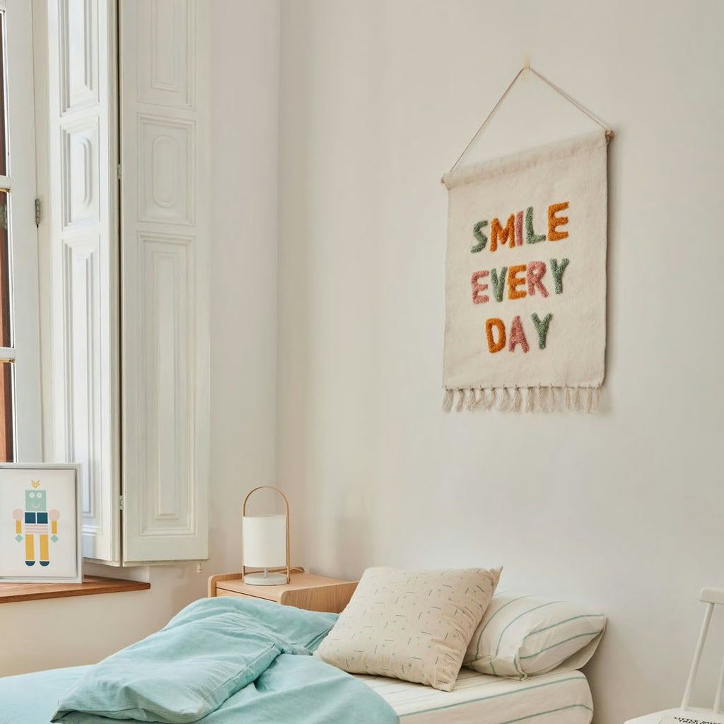 Wandteppich Smile every day über Bett