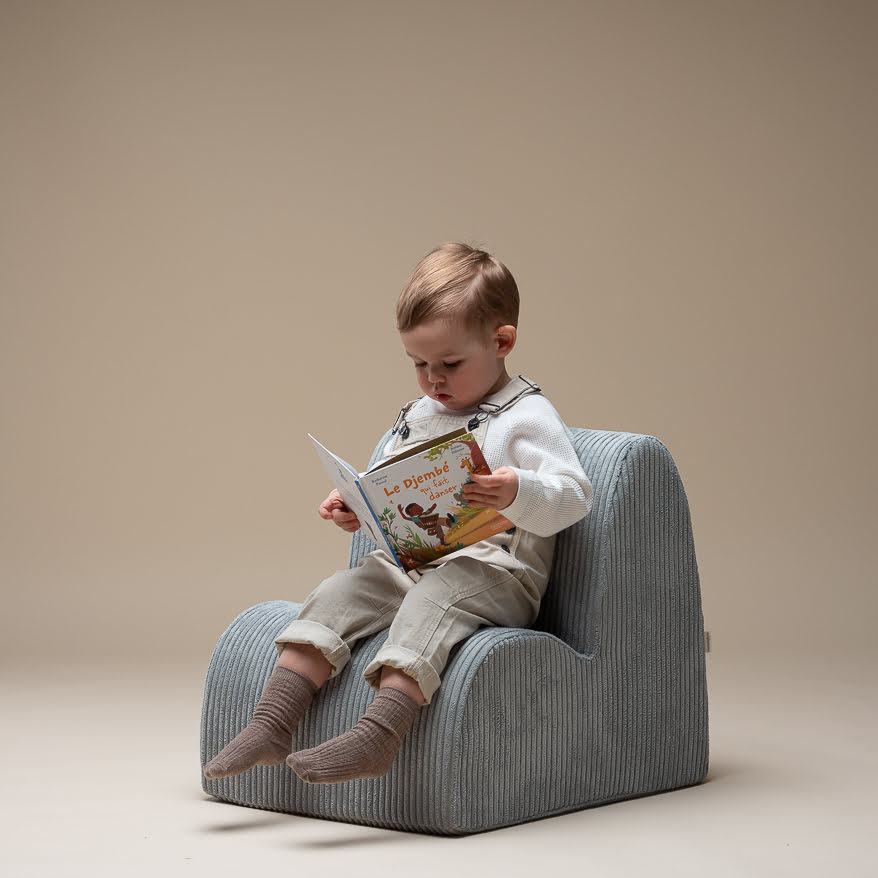 Kind mit Buch auf Kindersessel aus Breitcord mint grün